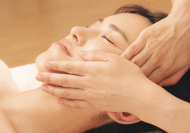 肌質改善フェイシャルの施術の様子