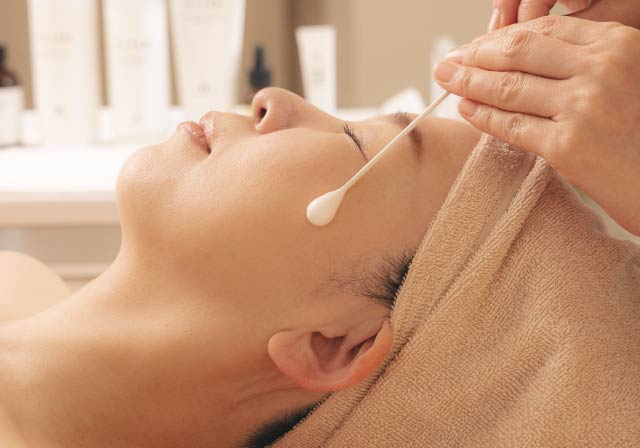 ホワイトスノーピールの施術の様子