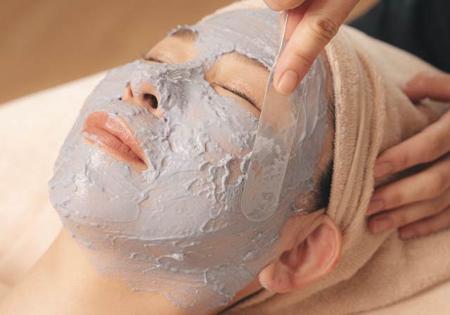 プラズマリフトパックの施術の様子